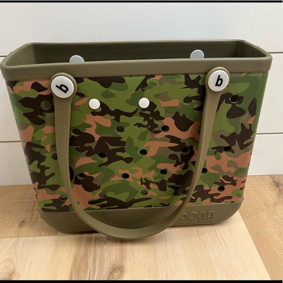 Bogg Bag NWT SIZE BABY BOGG…color is camo with coral - Picture 4 of 6